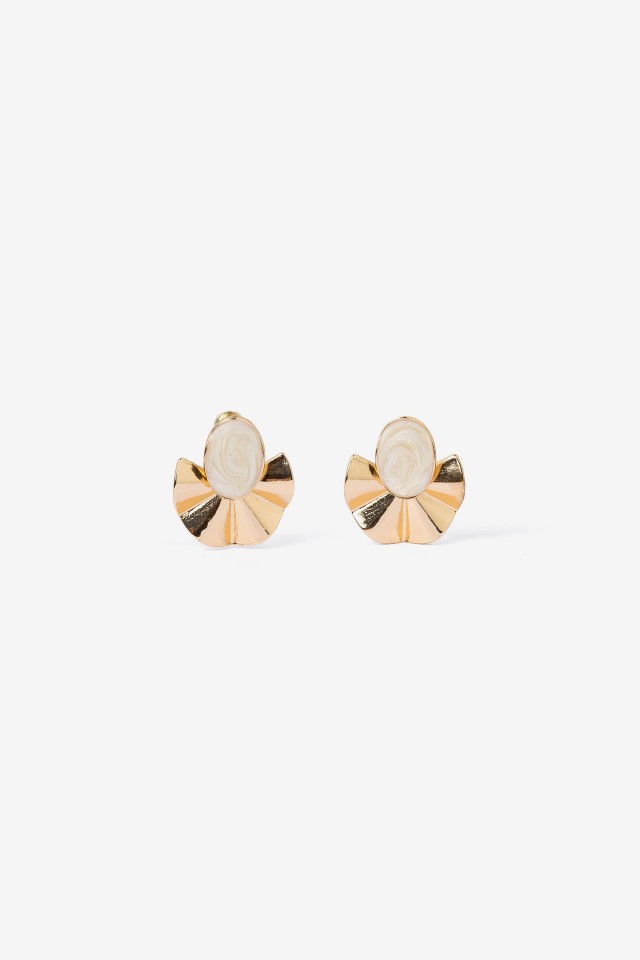 Brincos dourados design moderno