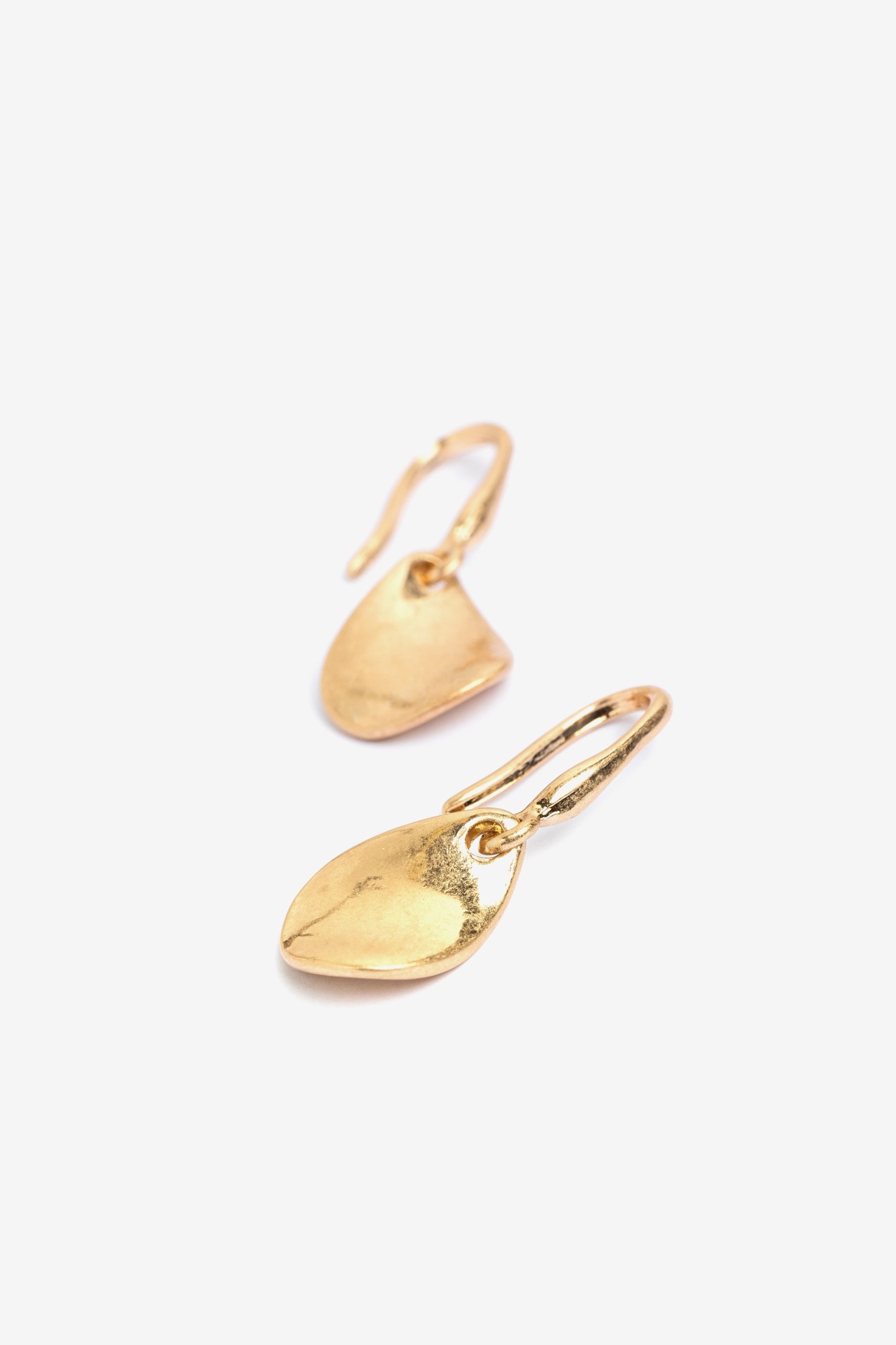 Pendientes gota dorada minimal
