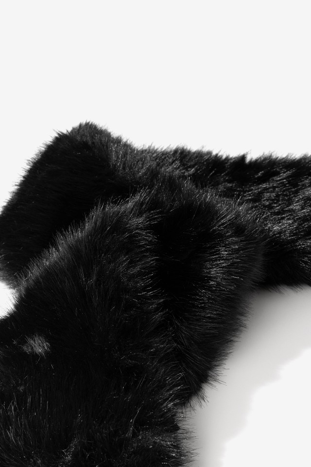 Black Long-Pile Scarf Black Long-Pile Scarf