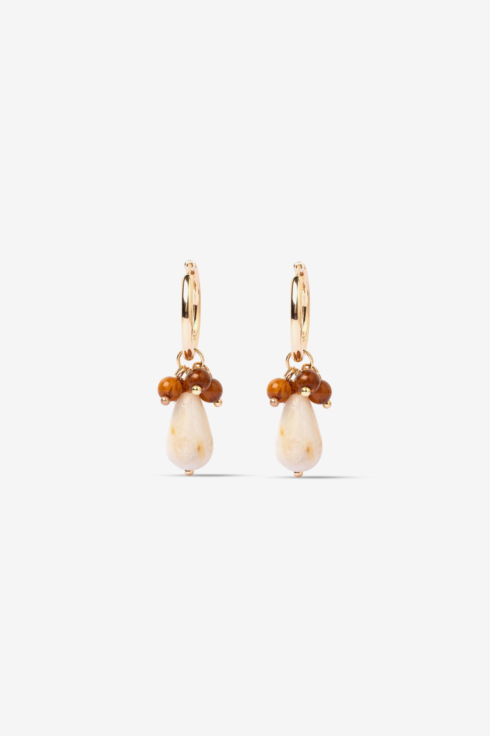 Pendientes dorados con piedras