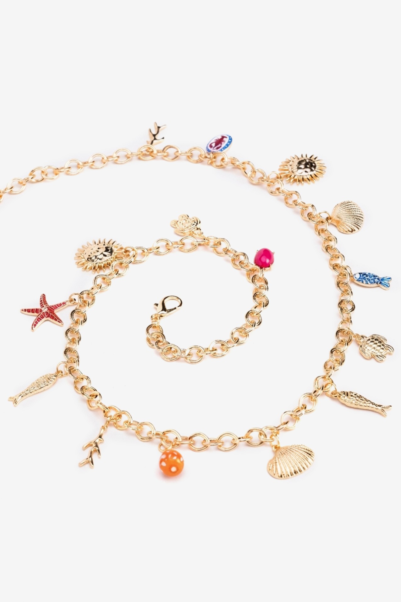 Cinto dourado com pendentes