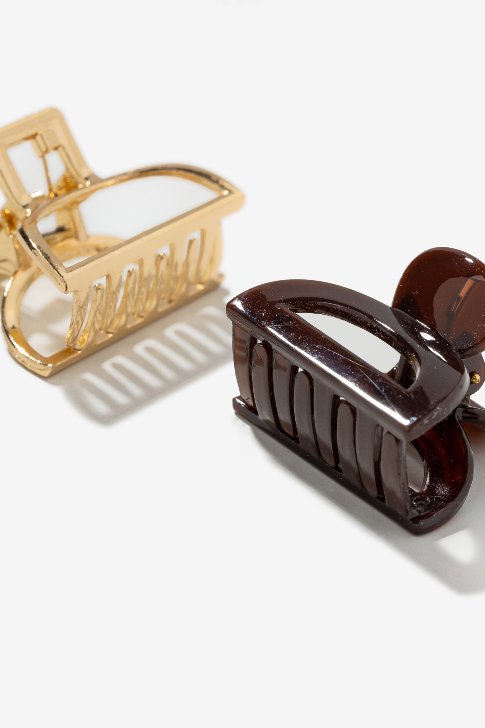 Ganchos castanho e dourado