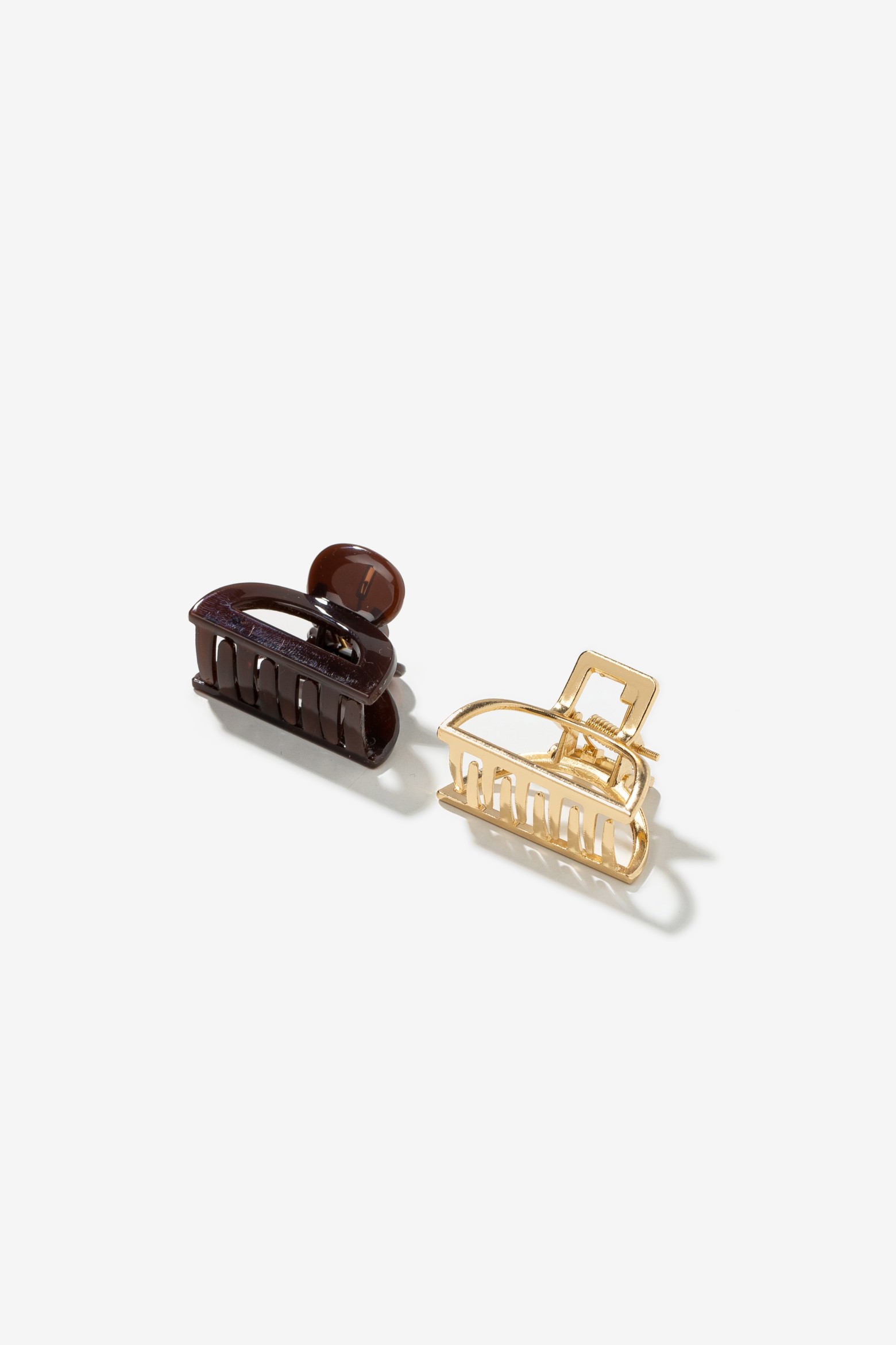 Ganchos castanho e dourado