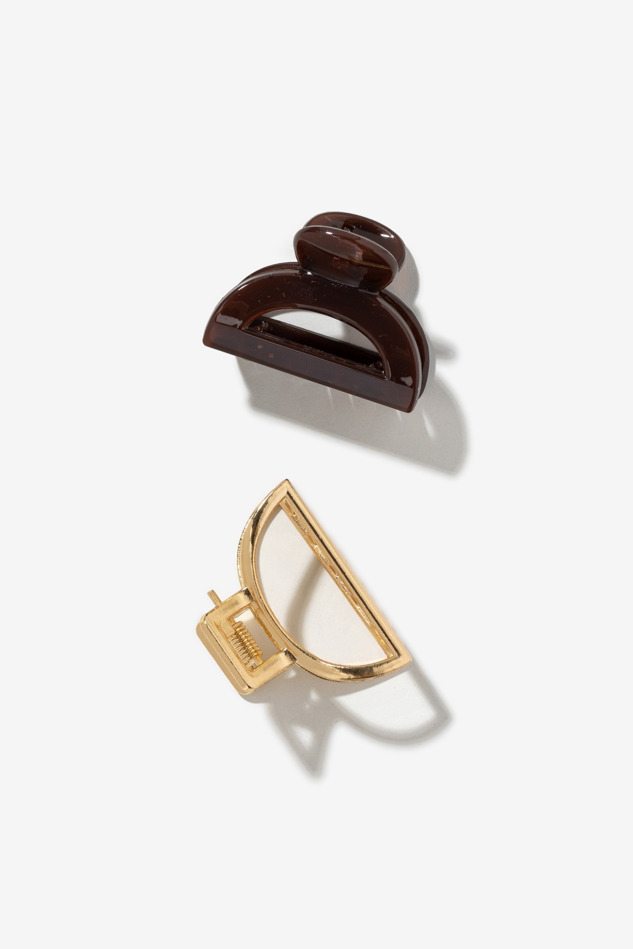 Ganchos castanho e dourado