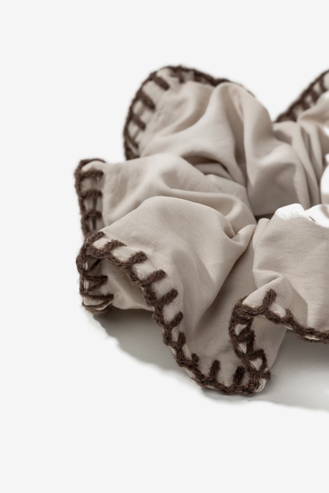Scrunchie bege detalhe castanho Scrunchie bege detalhe castanho
