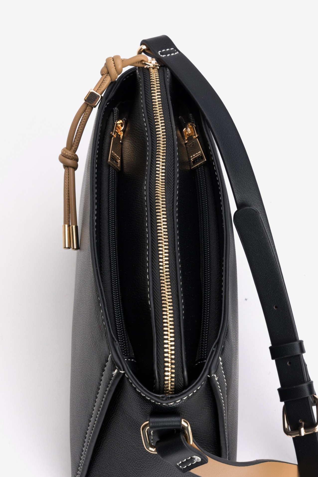 Cartera negra compacta contraste