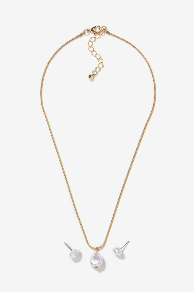 Conjunto de collar y pendientes