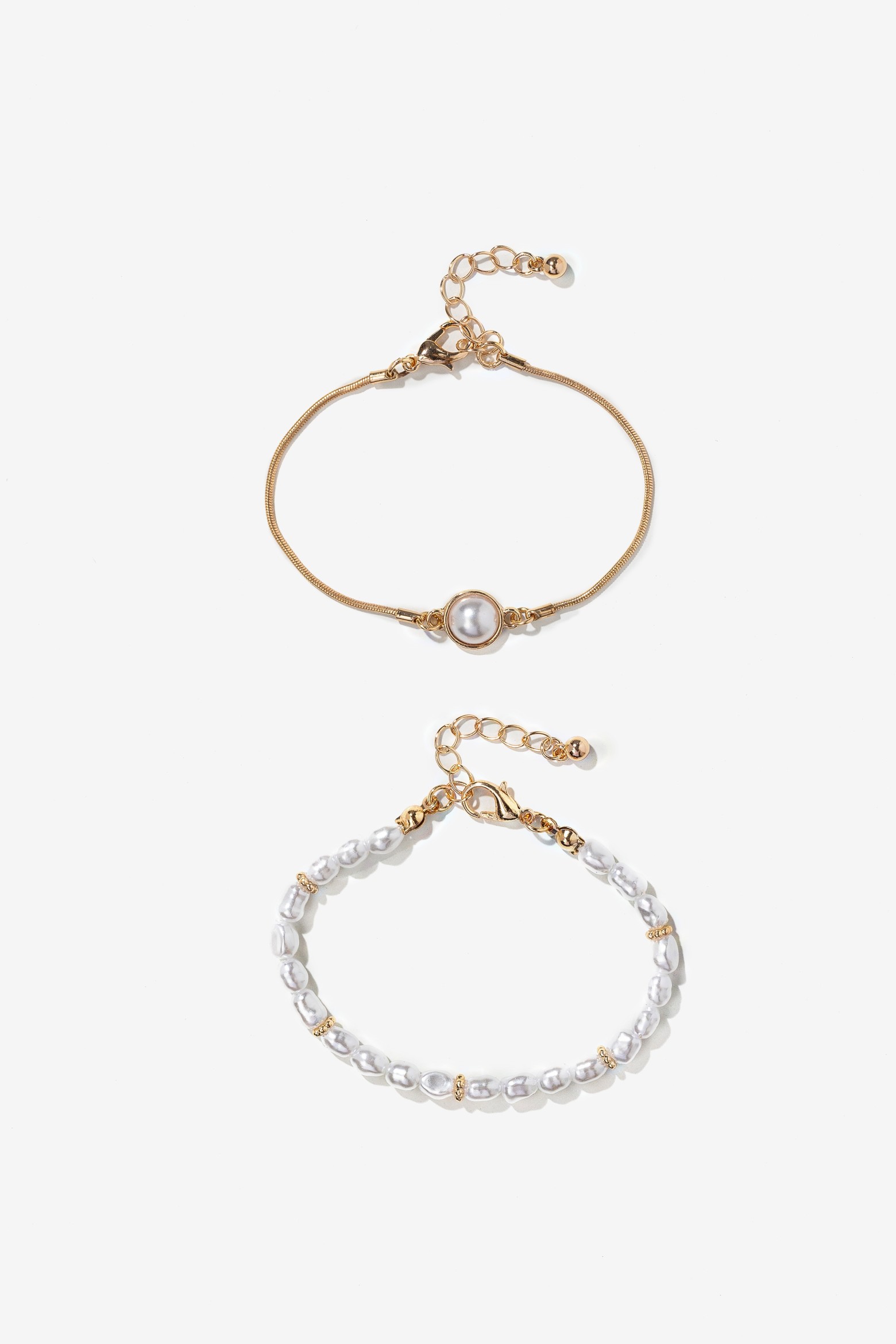 Pulseras doradas con perlas