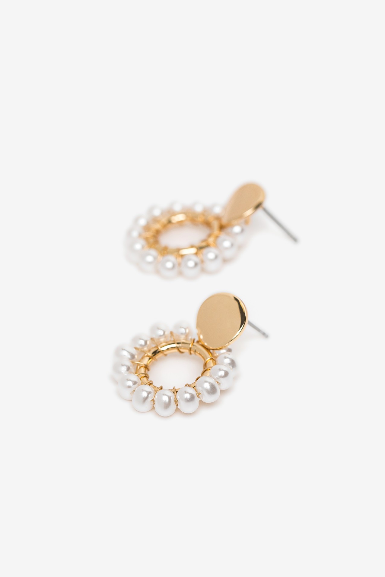 Pendientes dorados con perlas