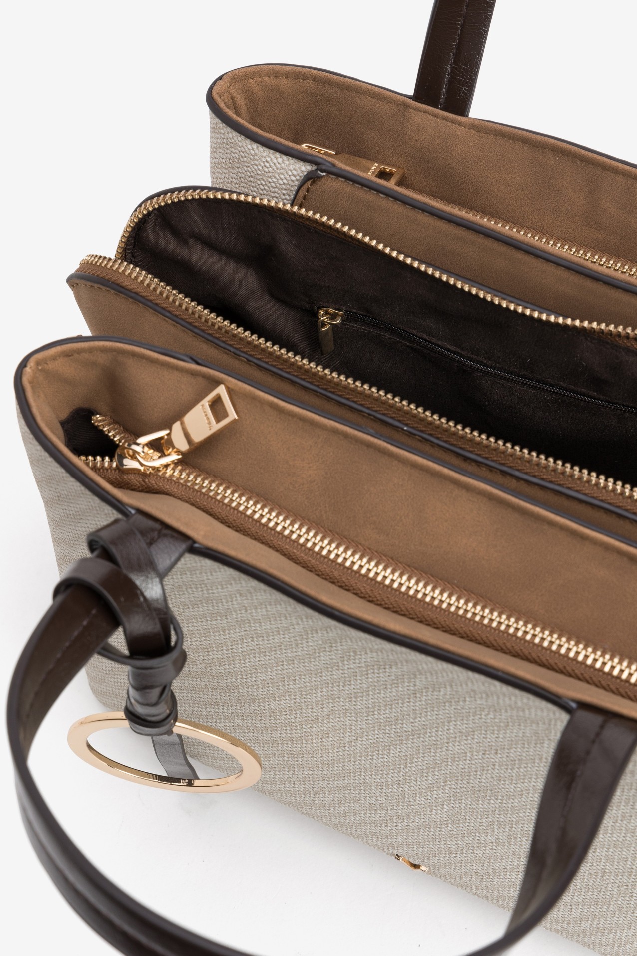 Bolso beige con asas oscuras