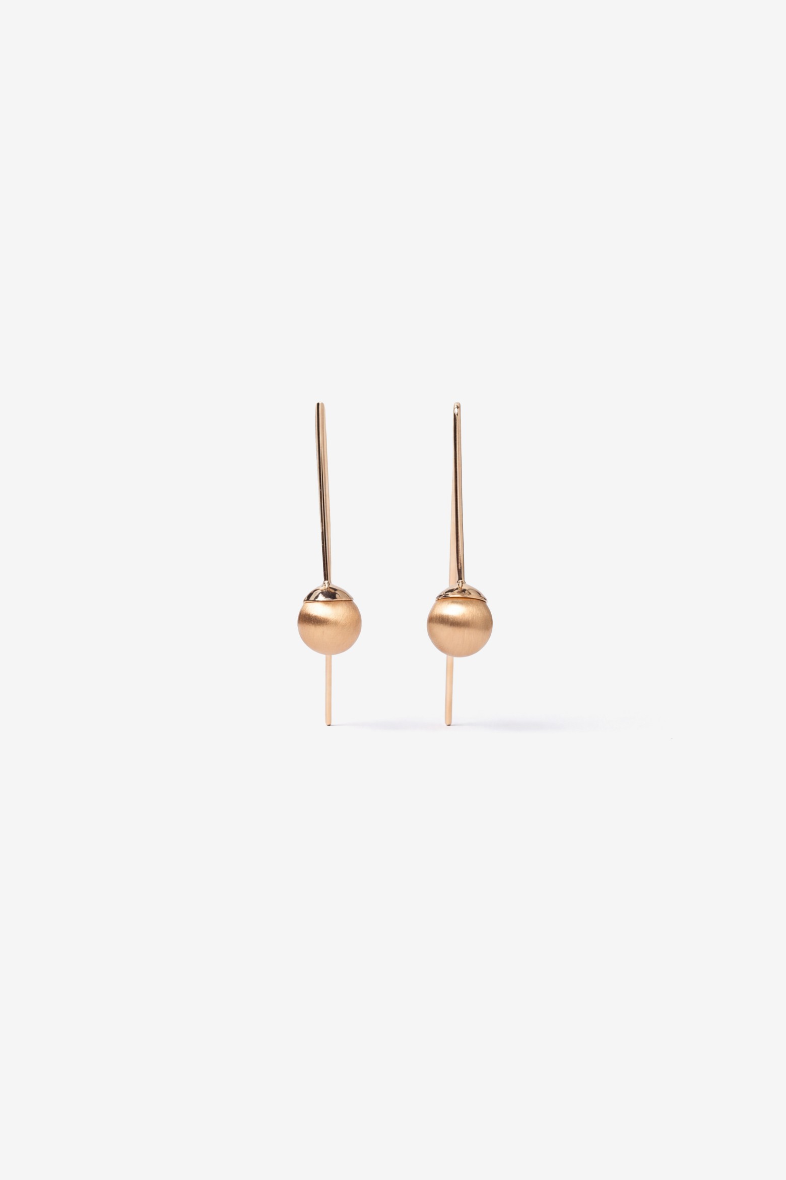 Pendientes dorados esfera marrón