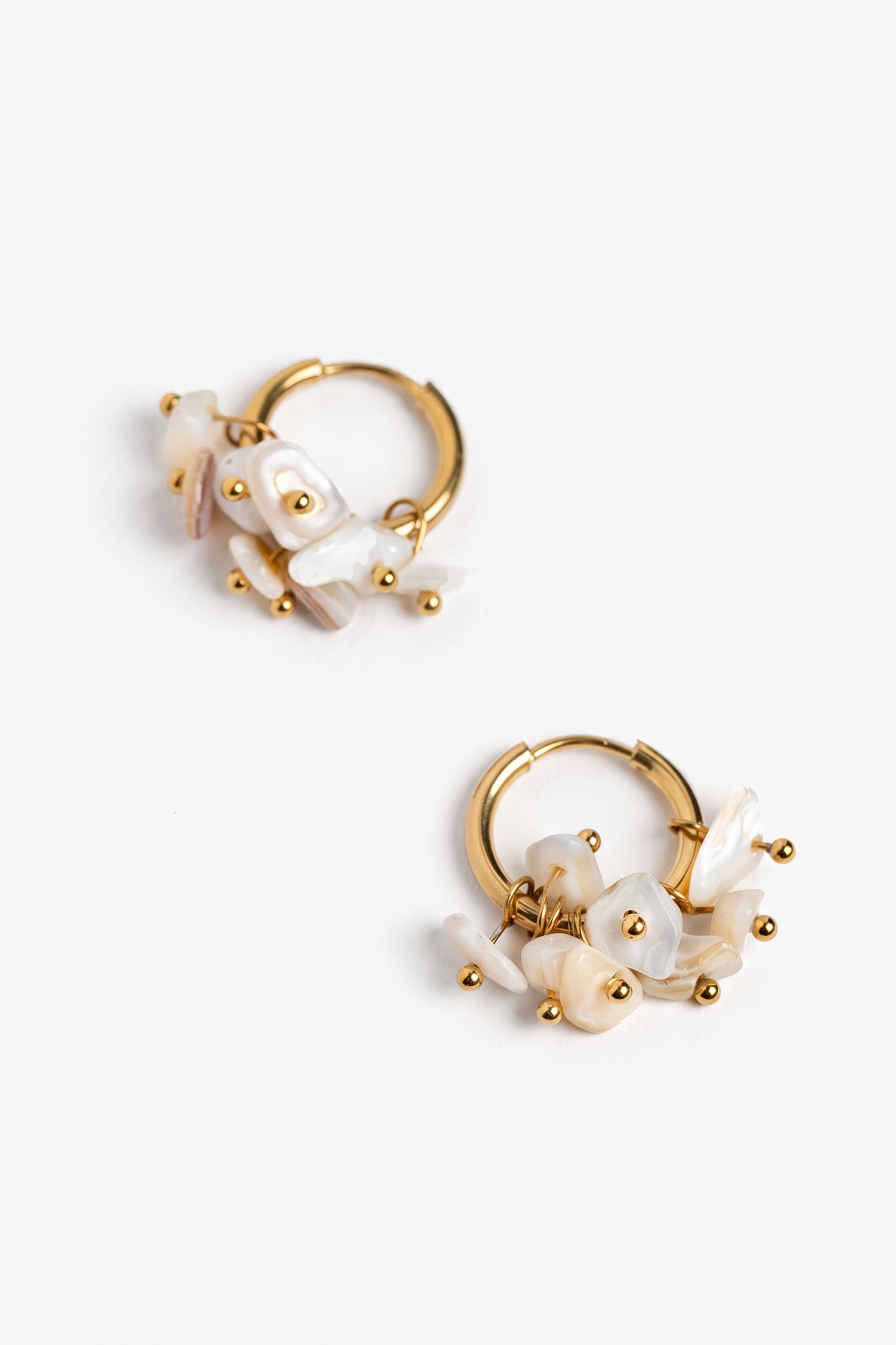 Aros dorados con flores