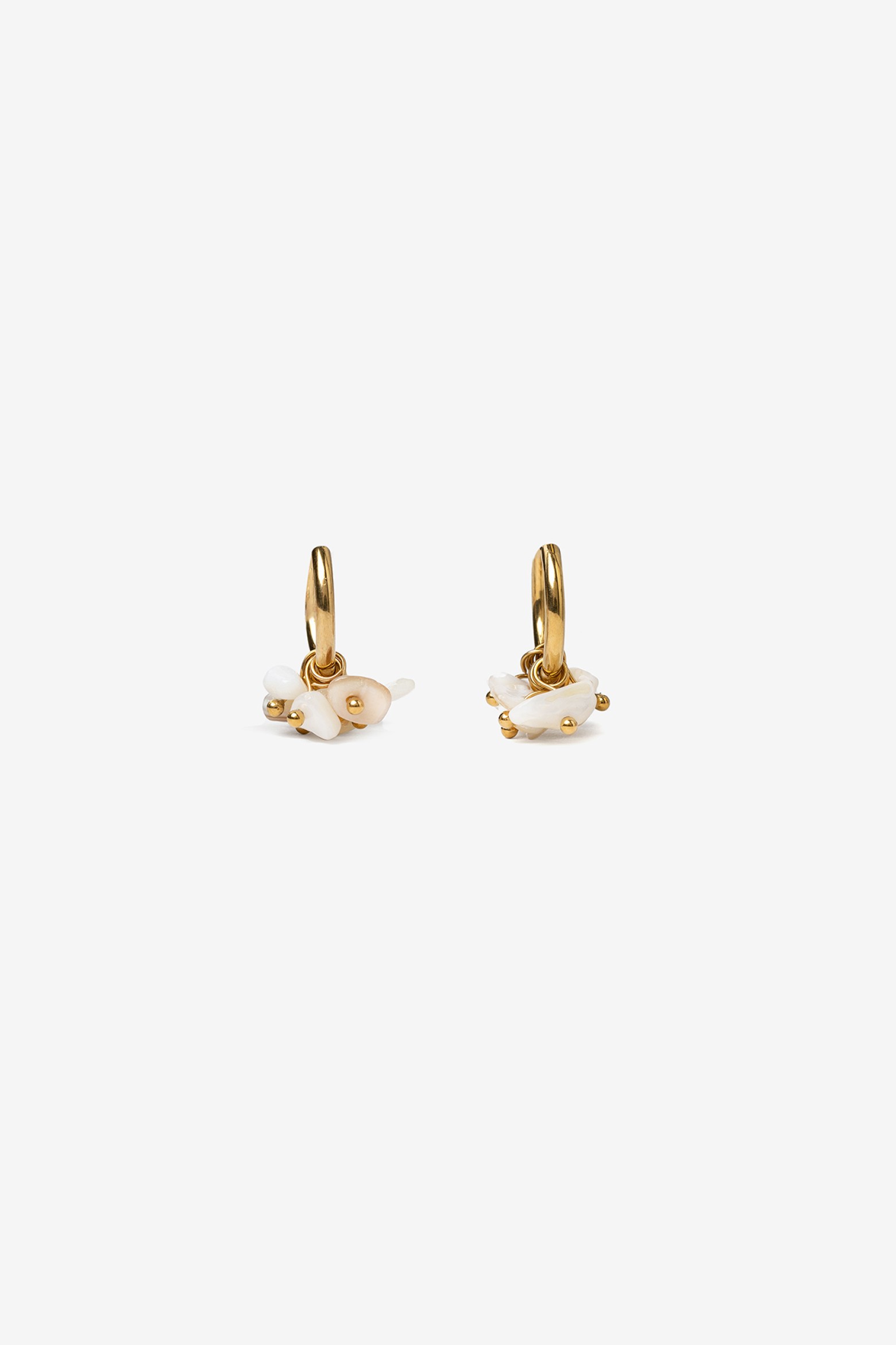 Aros dorados con flores
