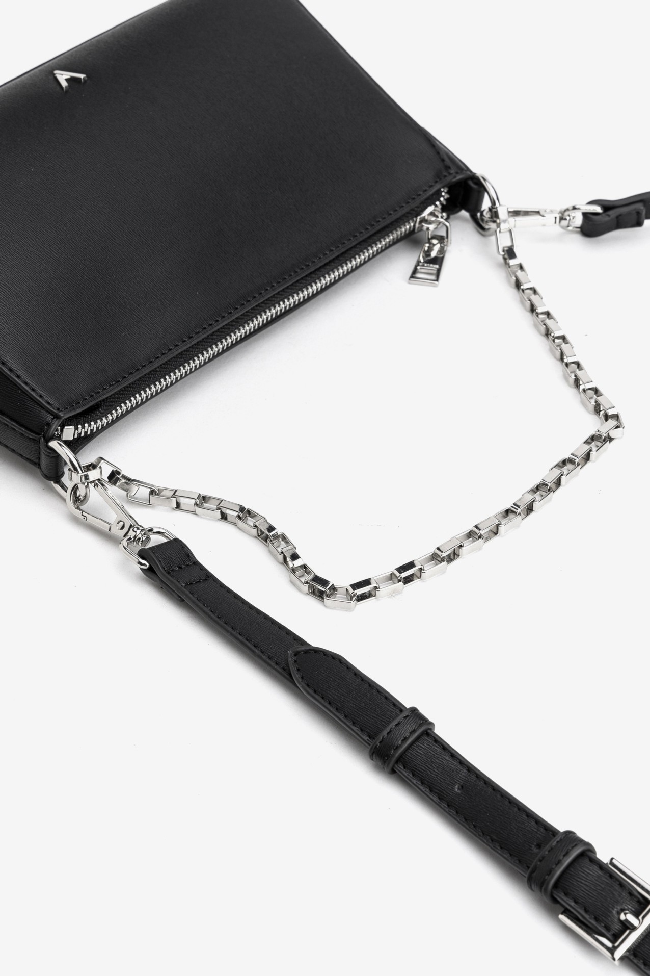 Cartera negra cadena plateada