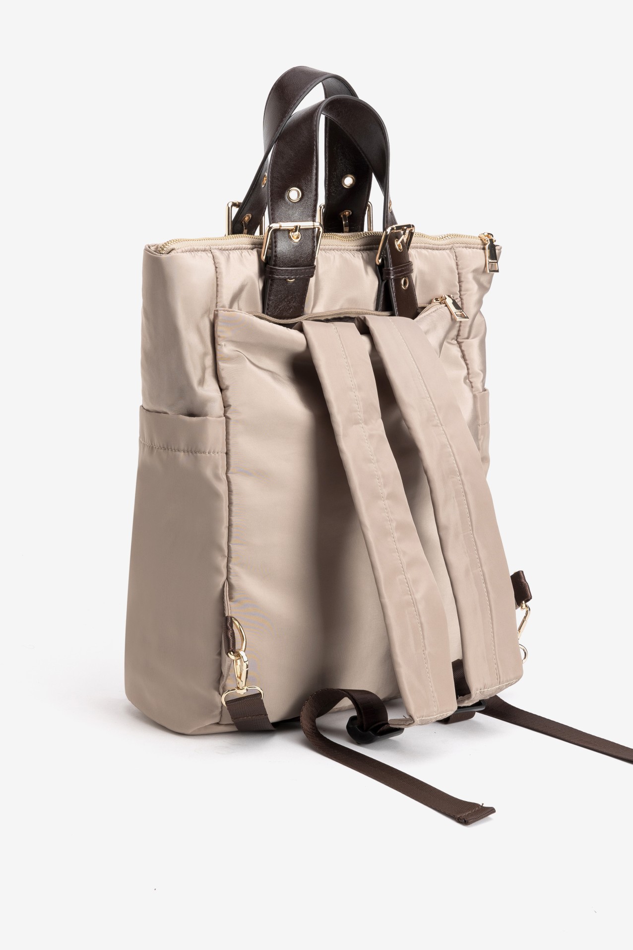 Mochila bege com al�as escuras