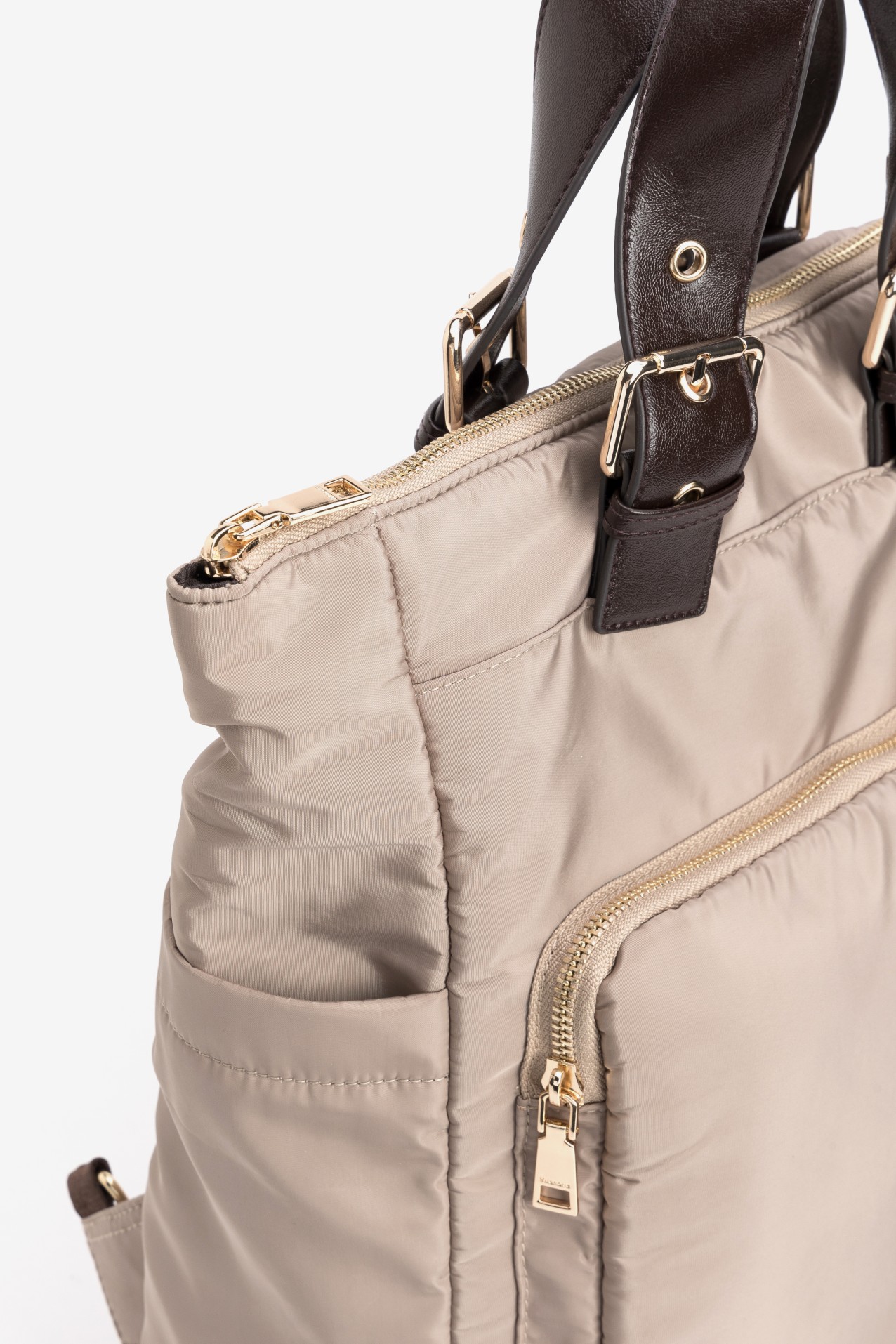 Mochila bege com al�as escuras