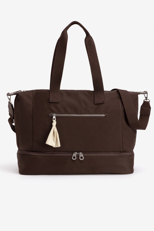 Bolso castano con detalle claro