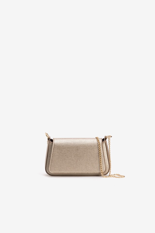 Cartera dorada con cadena