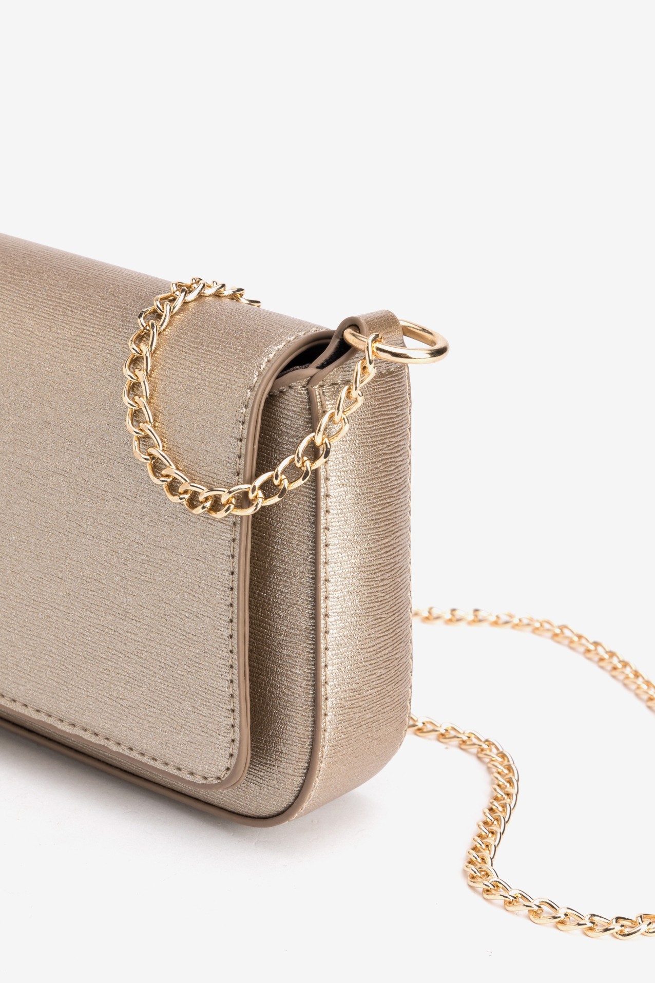 Cartera dorada con cadena
