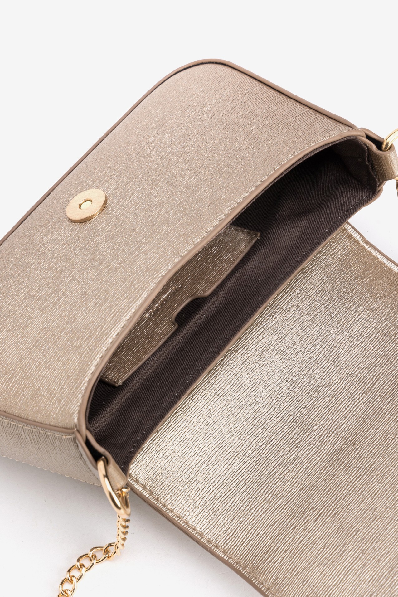Cartera dorada con cadena