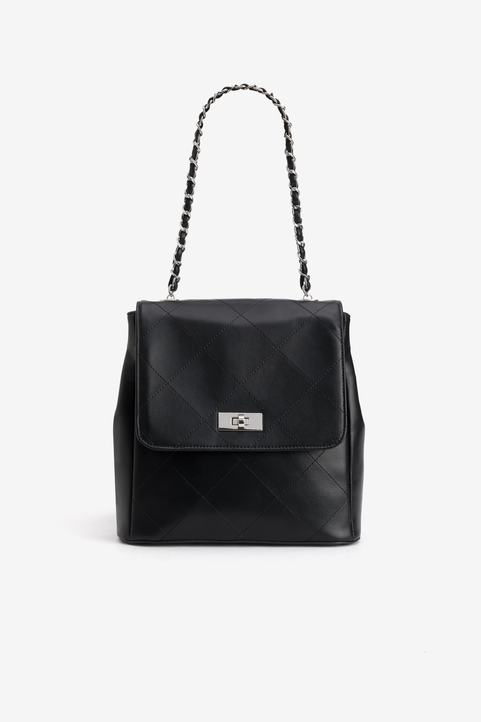 Mochila negra con cadena