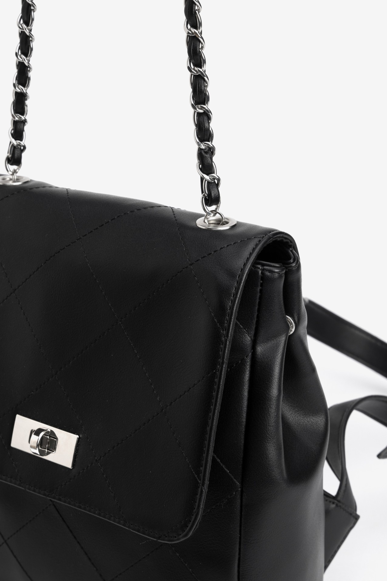 Mochila negra con cadena
